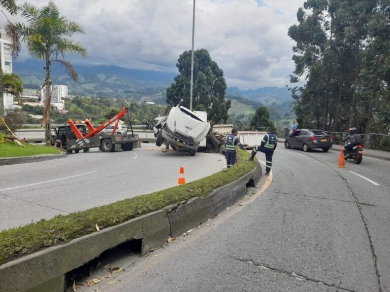 A esta hora de la tarde de hoy viernes, continúan las dificultades viales en la vía entre Enea y el batallón por un camión accidentado en horas de la mañana.