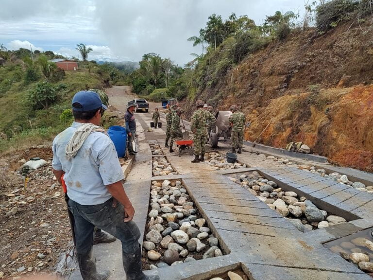 Ejército contribuye al desarrollo rural del oriente caldense construyendo placas huellas