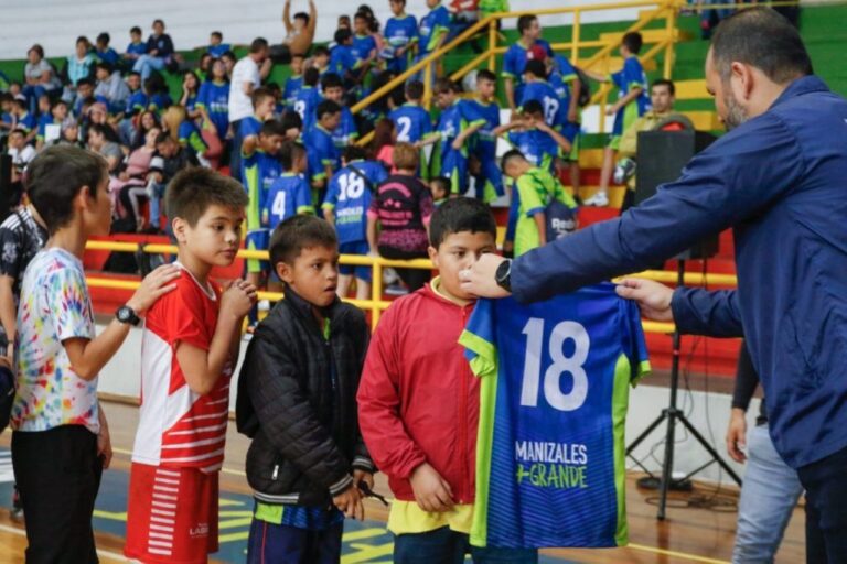 Alcaldía hizo entrega de 800 uniformes de competencia a niños y jóvenes de los semilleros deportivos