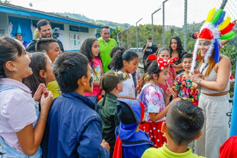 La gestora realiza actividades de recreación, baile y entrega de dulces a los niños y jóvenes de esta zona de la ciudad.