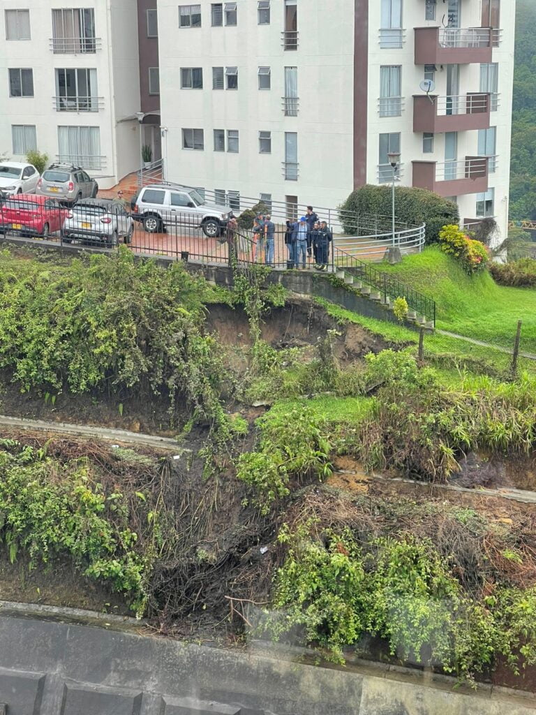 Evalúan deslizamiento en la Avenida Alberto Mendoza