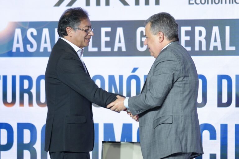 Gobierno invita a sector financiero a invertir en proyectos con el estado