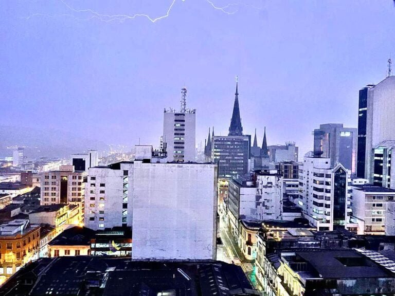 En estos momentos se presentan fuertes precipitaciones en Manizales, acompañadas de tormentas eléctricas.