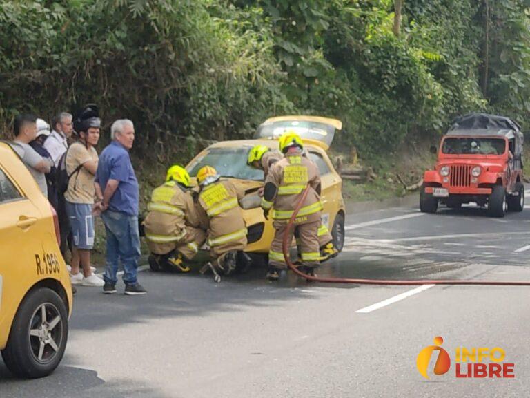 Bomberos Manizales atienden incendio de taxi