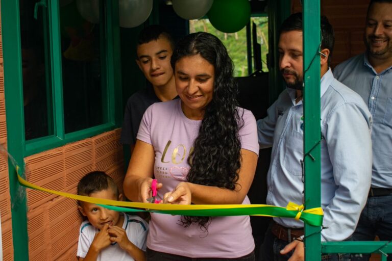 Más y más alegrías por viviendas nuevas en Caldas