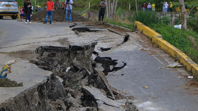 Represamiento de agua, causa de los daños en la vía Manzanares – Marquetalia.