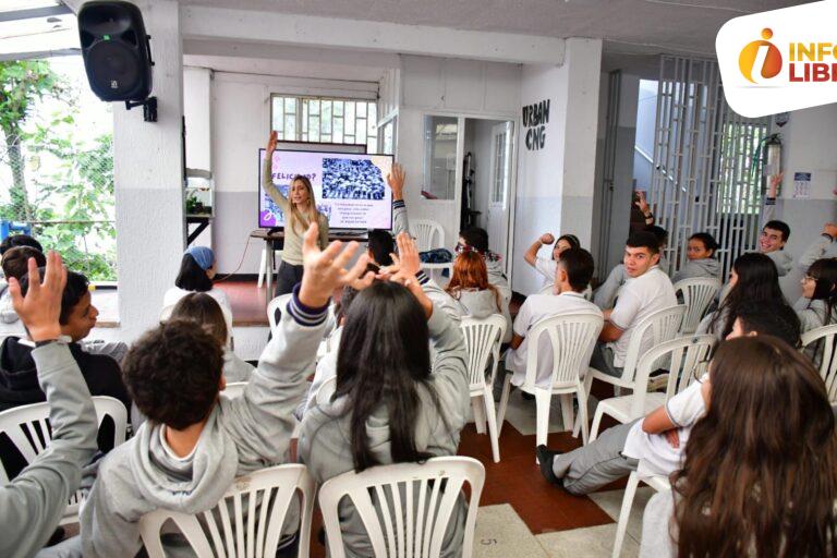 Primera Gestora de Caldas visita colegios llevando proyectos de vida y felicidad