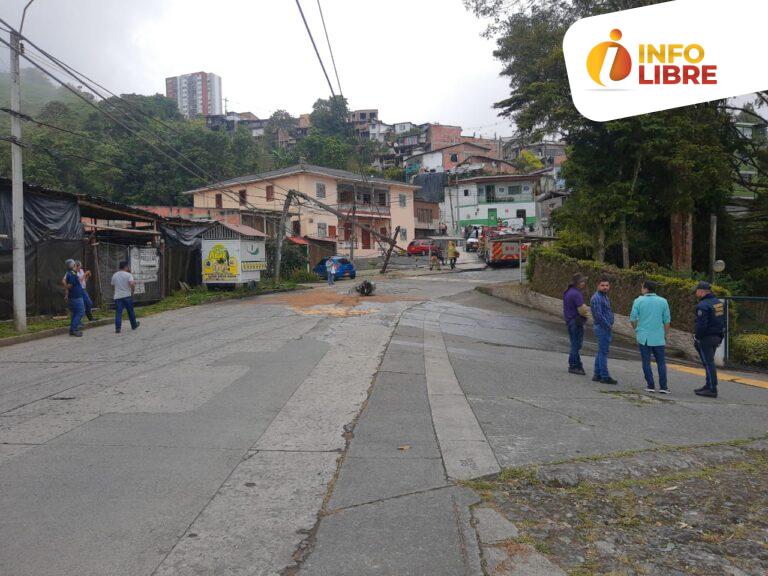 Árbol cae y cierra vía a Morrogacho, cerca del colegio Gemelli en Manizales